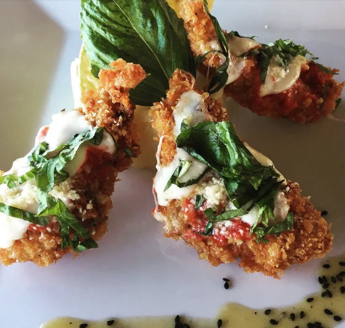 Crispy chicken pieces with basil and a herb dressing